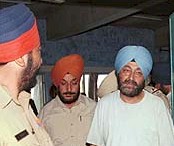 171203_ravi-sidhu1_150.jpg (10361 bytes)